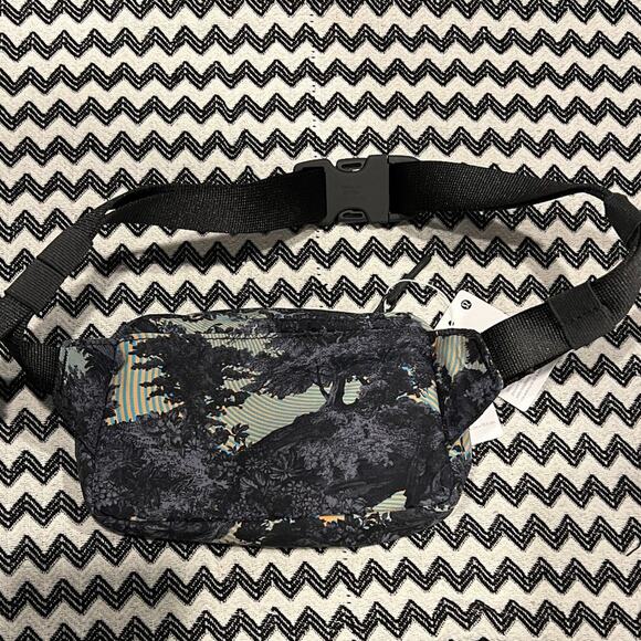 NWT Psychedelic Mini Belt Bag lululemon EBB - Picture 3 of 13
